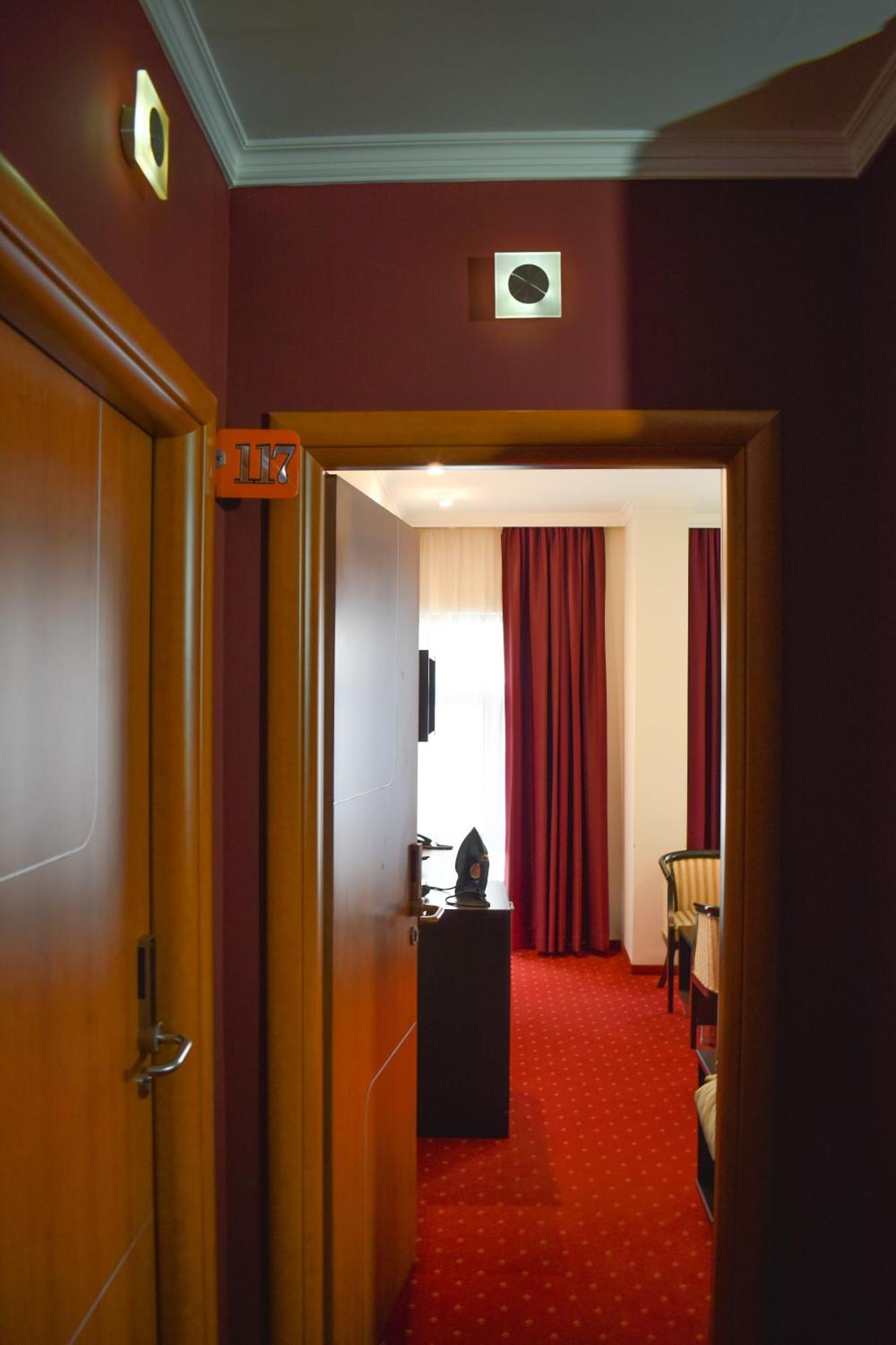 BH Hotel Hamburg Skopje Buitenkant foto