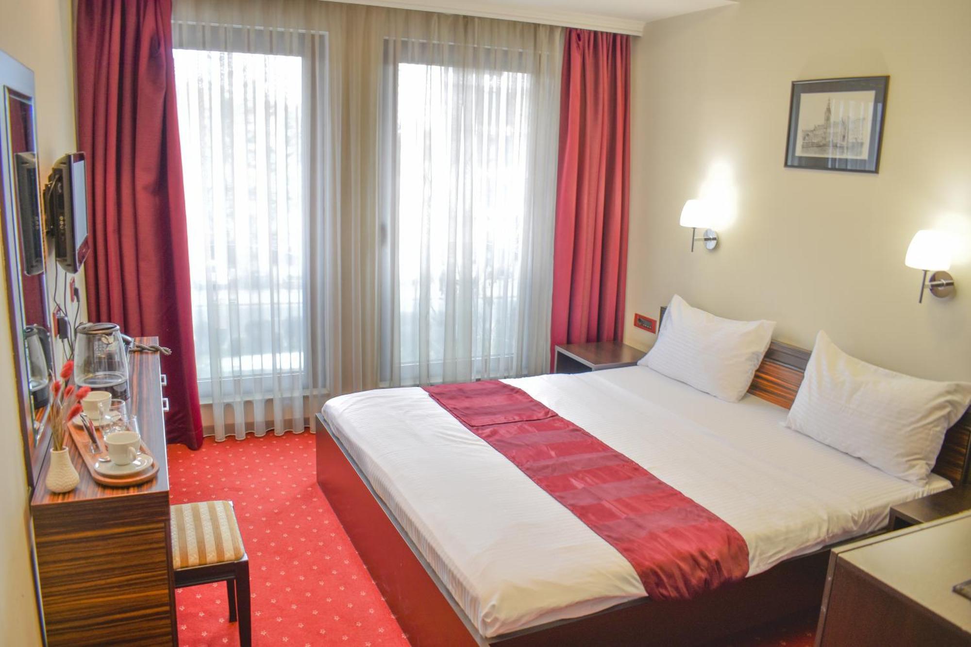 BH Hotel Hamburg Skopje Buitenkant foto