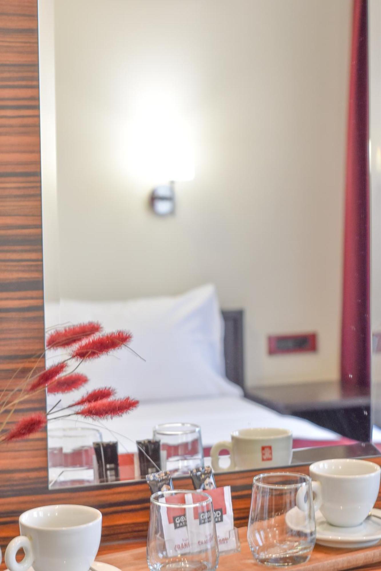 BH Hotel Hamburg Skopje Buitenkant foto