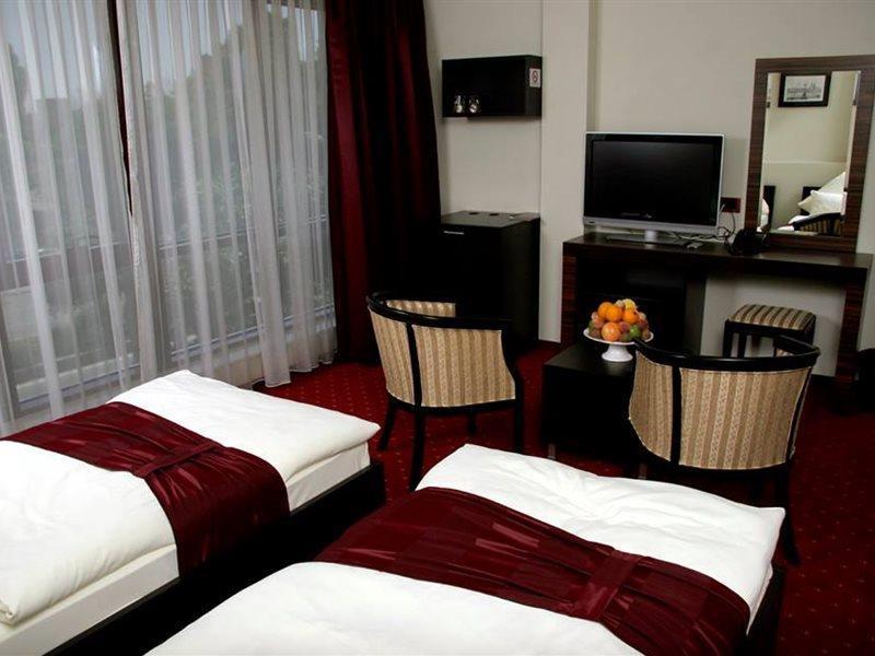 BH Hotel Hamburg Skopje Buitenkant foto