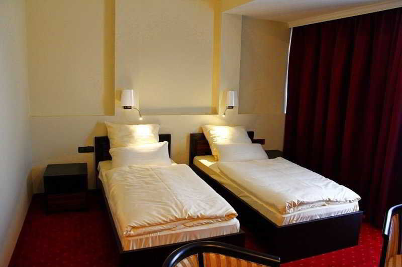 BH Hotel Hamburg Skopje Buitenkant foto