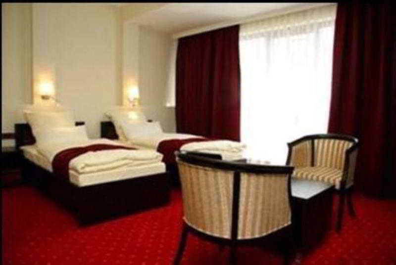 BH Hotel Hamburg Skopje Buitenkant foto